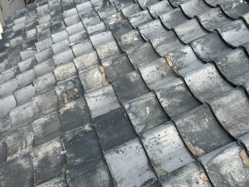 傷みが点在する屋根面